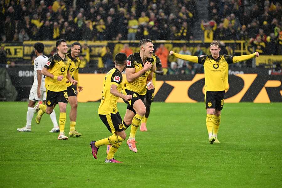 Brandt dan Schlotterbeck Cetak Gol, Dortmund Menang atas Hoffenheim di Bundesliga