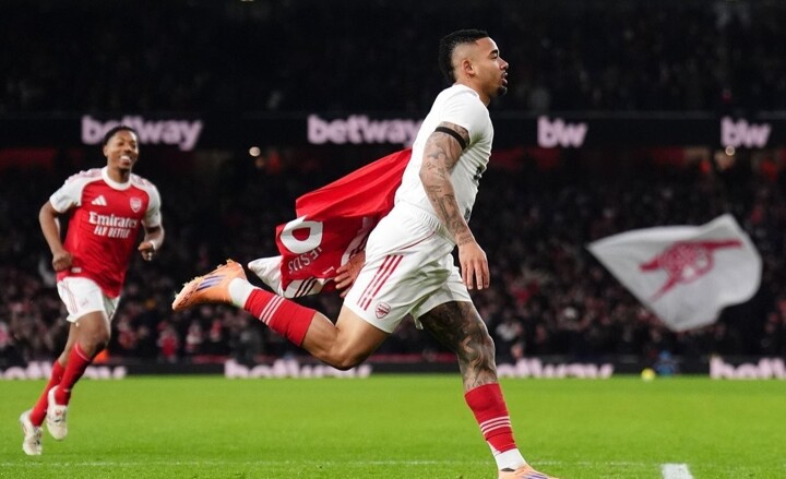 Kick Off: Arsenal Hentikan Rentetan Kemenangan Villa, MU Gagal Raih Poin Lawan Wolves