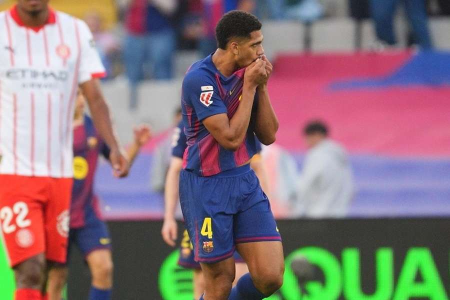 Pelatih Barcelona Flick Bungkam soal Absennya Araujo, Penyebab Masih Jadi Misteri