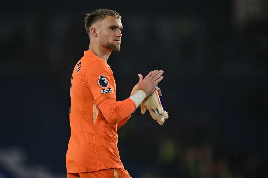 Tottenham Pantau Performa Bintang Brighton Bart Verbruggen dan Jan Paul van Hecke