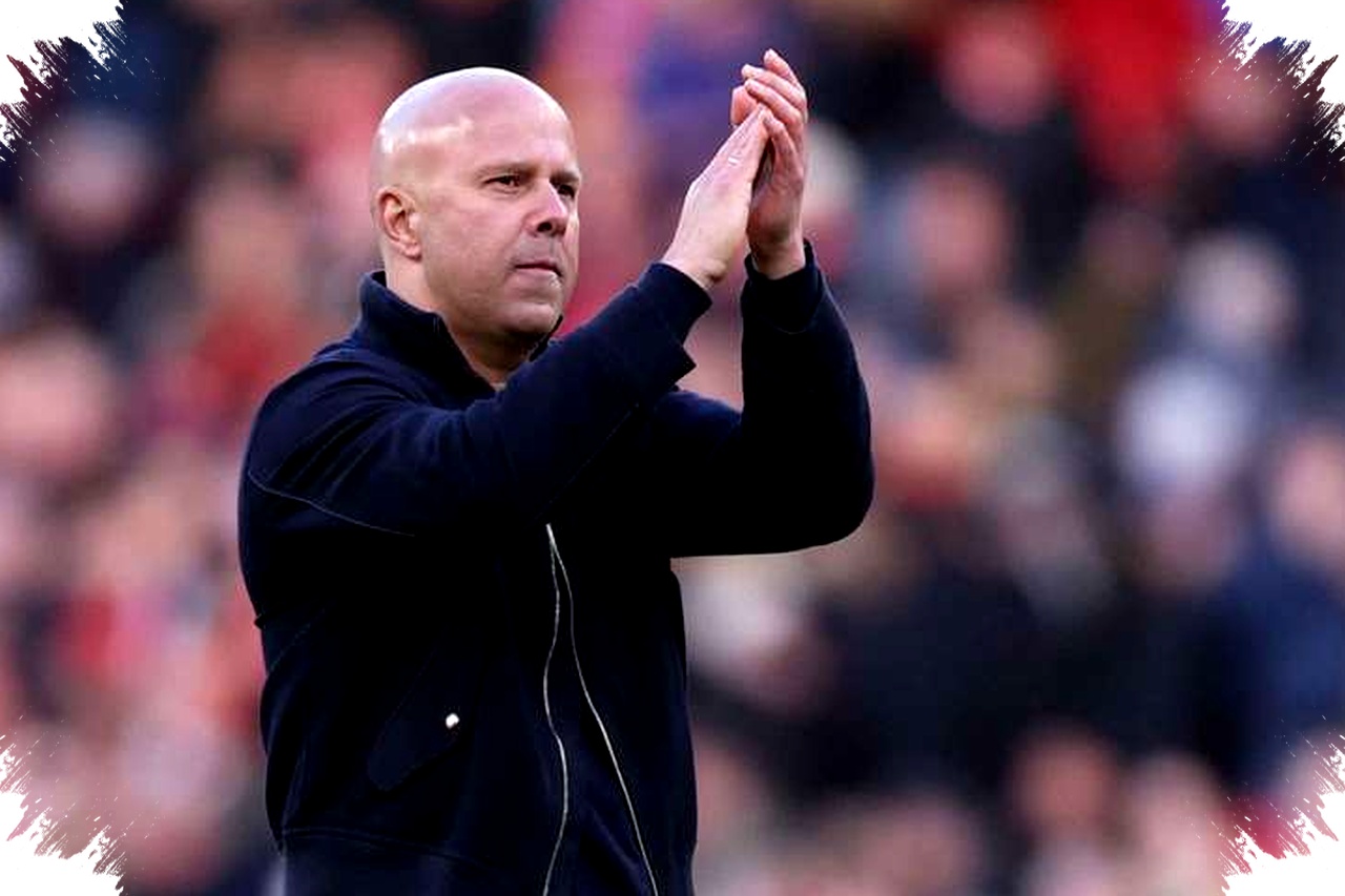 Carragher: Pecat Slot Tak Solusi Liverpool, Takkan Ubah Performa Tim Secara Drastis