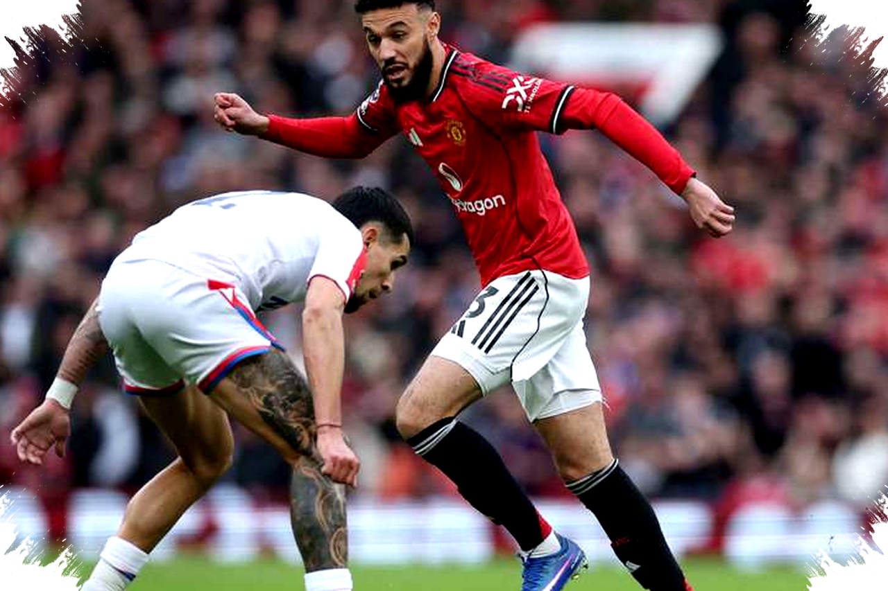 Mazraoui Ungkap Pengaruh Carrick, Evans, dan Woodgate di Man Utd