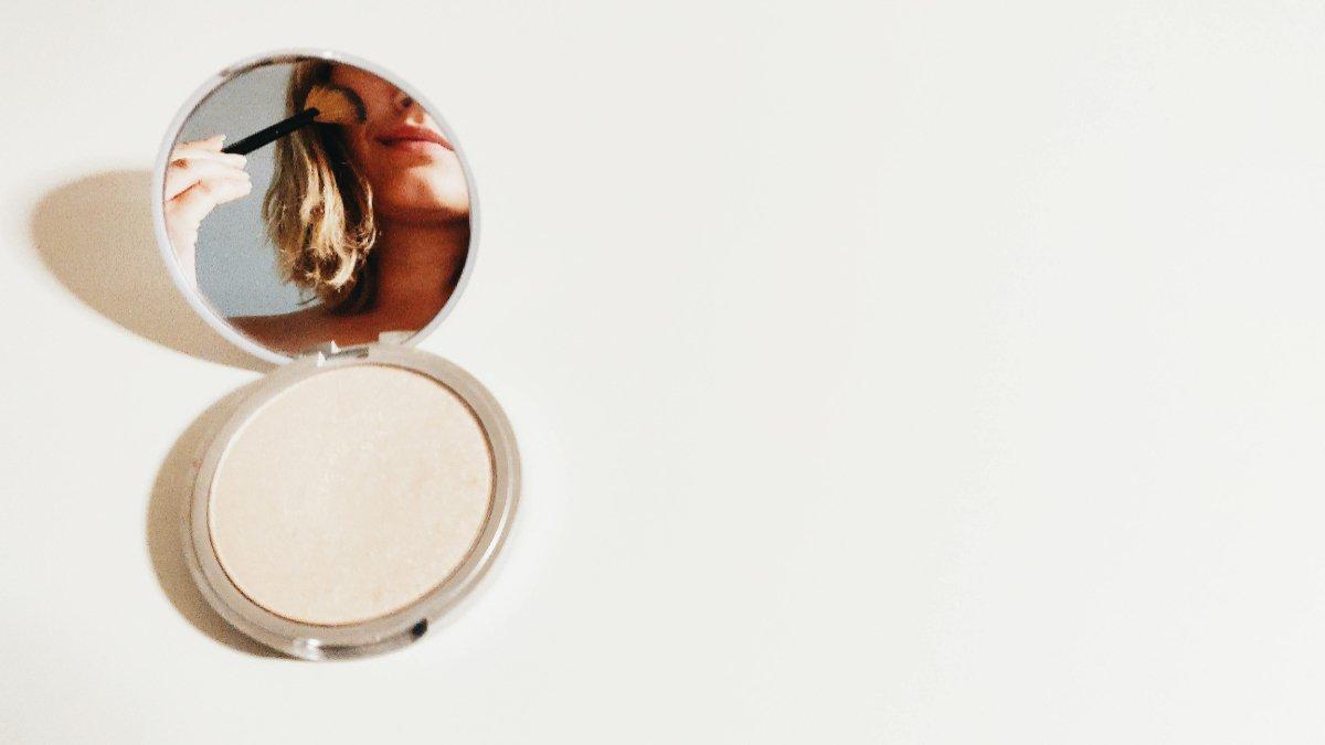 5 Best Matte Compact Powders for Oily Skin: Expert Recommendations for Shine-Free Look