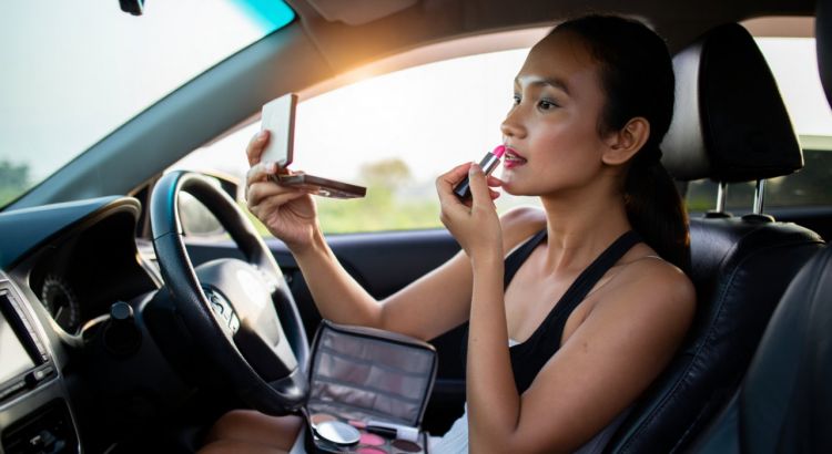 10 Best Travel-Friendly Makeup Picks: Compact, Multifunctional Products for Effortless Beauty