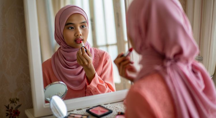 5 Halal Lipsticks That Stay Comfortable All Day Without Drying Your Lips