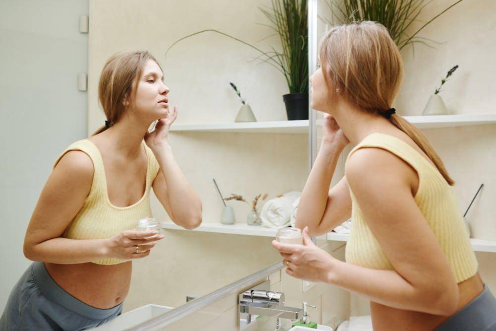 8 Safe Pregnancy-Friendly Primers for All-Day Makeup: Expert Recommendations for Expecting Moms