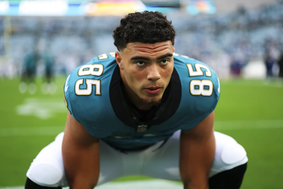 Brenton Strange Start or Sit Week 15: Essential Fantasy Football Advice and Analysis