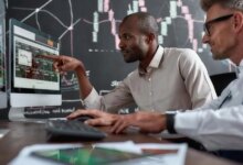 Foreign Investors Reverse Trend, Buy Hundreds of Billions in Bluechip Amid VN-Index Drop