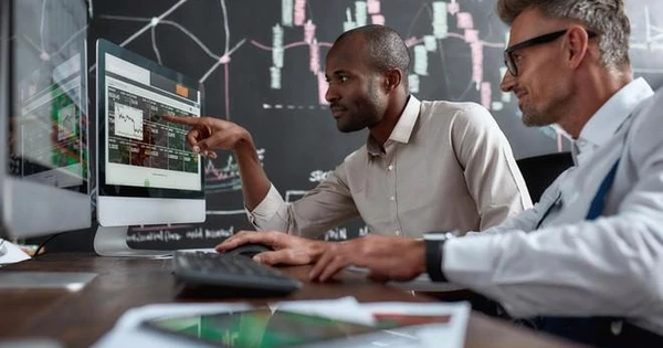 Foreign Investors Reverse Trend, Buy Hundreds of Billions in Bluechip Amid VN-Index Drop