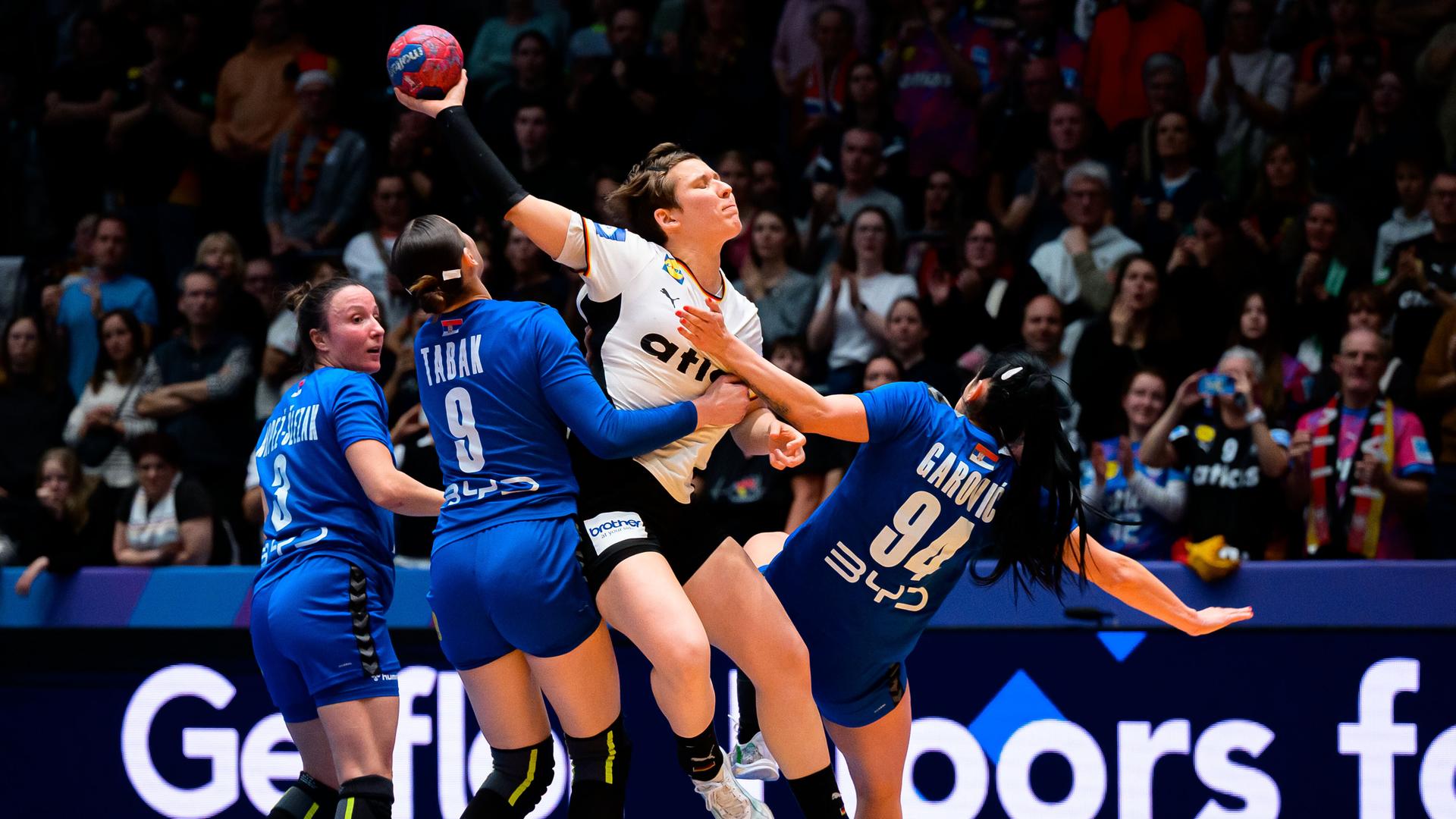 German Women's Handball Team Wins All Preliminary Matches Ahead of World Championship
