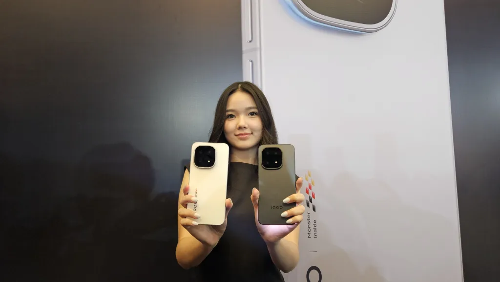 IQOO 15 Launches as First Gaming Phone Featuring Snapdragon 8 Elite Gen 5 Chipset