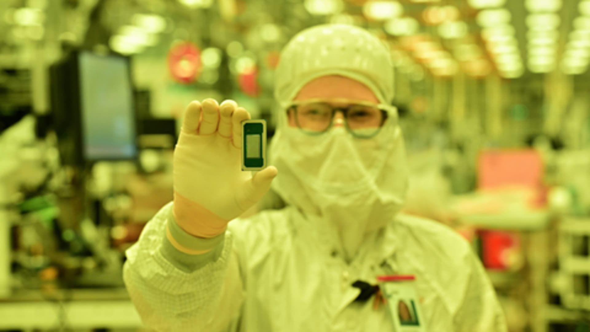 Intel Stock Maintains 10% Gain Following Analyst Forecast of Significant Apple Partnership