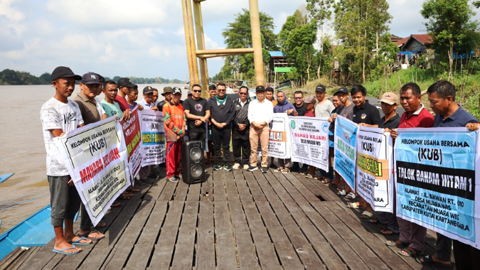 Kukar Regent Aulia Rahman Reviews "Kukar Idaman Terbaik" Program Implementation in Muara Wis