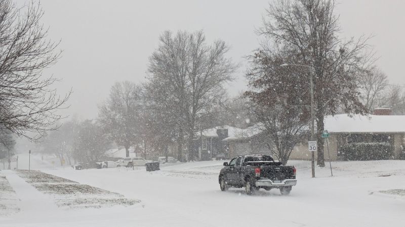 Live Updates: Winter Storm Strikes Midwest, Bringing First Widespread Snow to Northeast