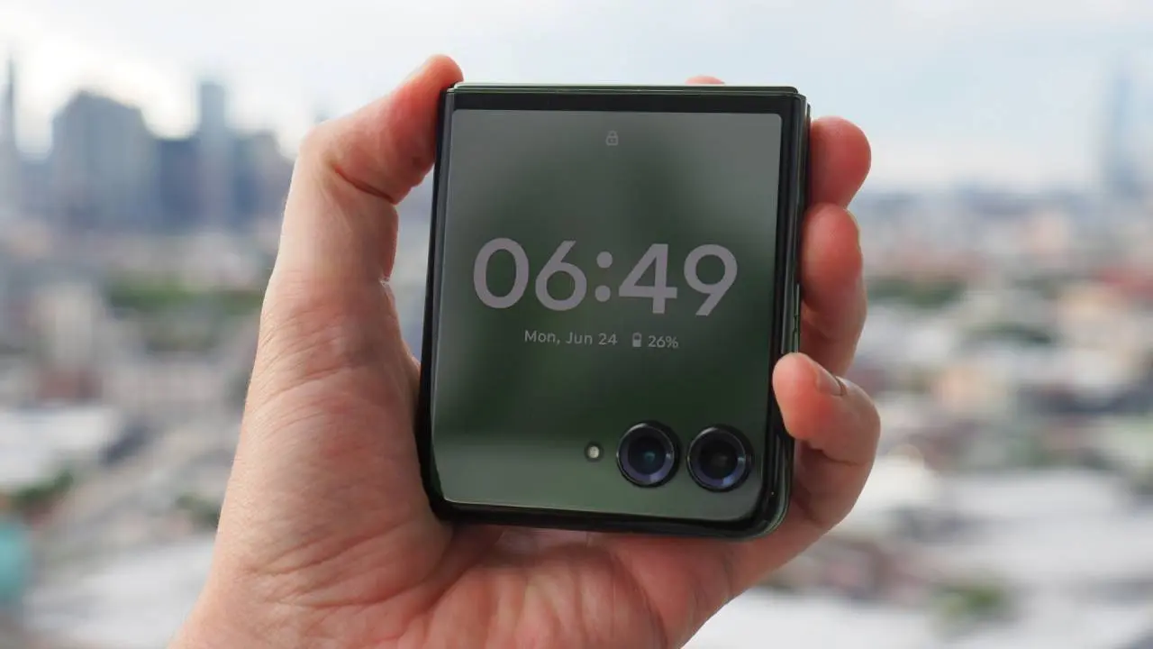 Motorola Razr 50 Ultra Receives Android 16 Update with Enhanced Features and Performance Improvements