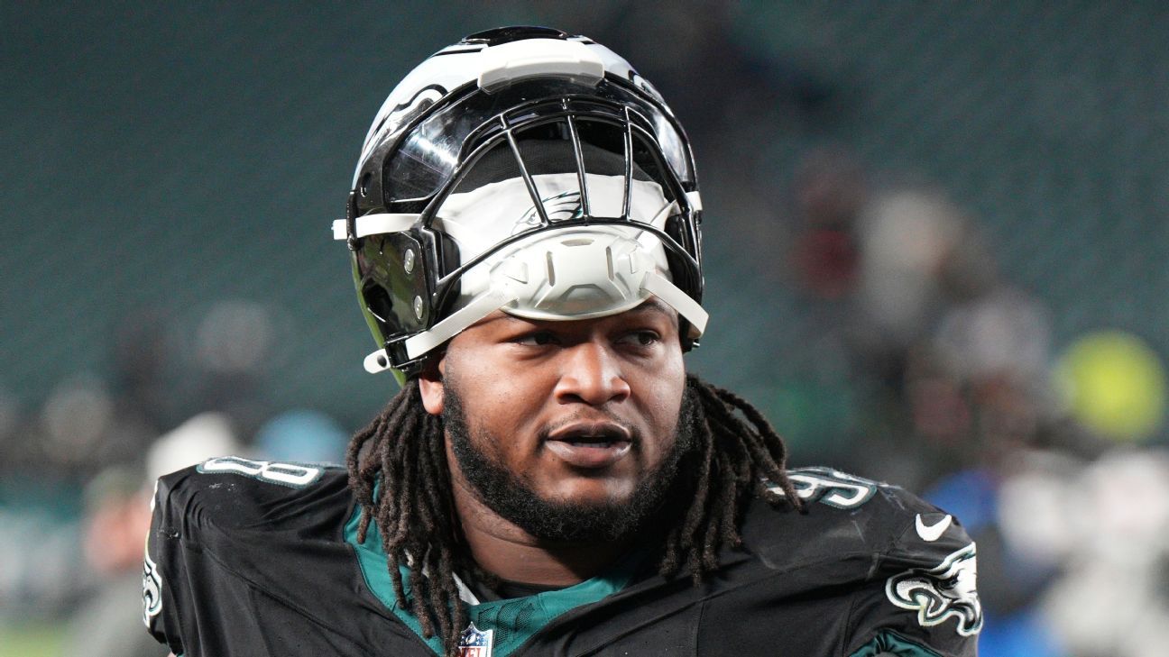 Sources: Eagles Defensive Tackle Carter to Miss Monday Night Football After Shoulder Procedure