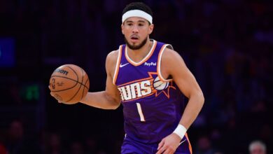 Suns' Devin Booker Leaves Game vs. Lakers Due to Right Groin Injury