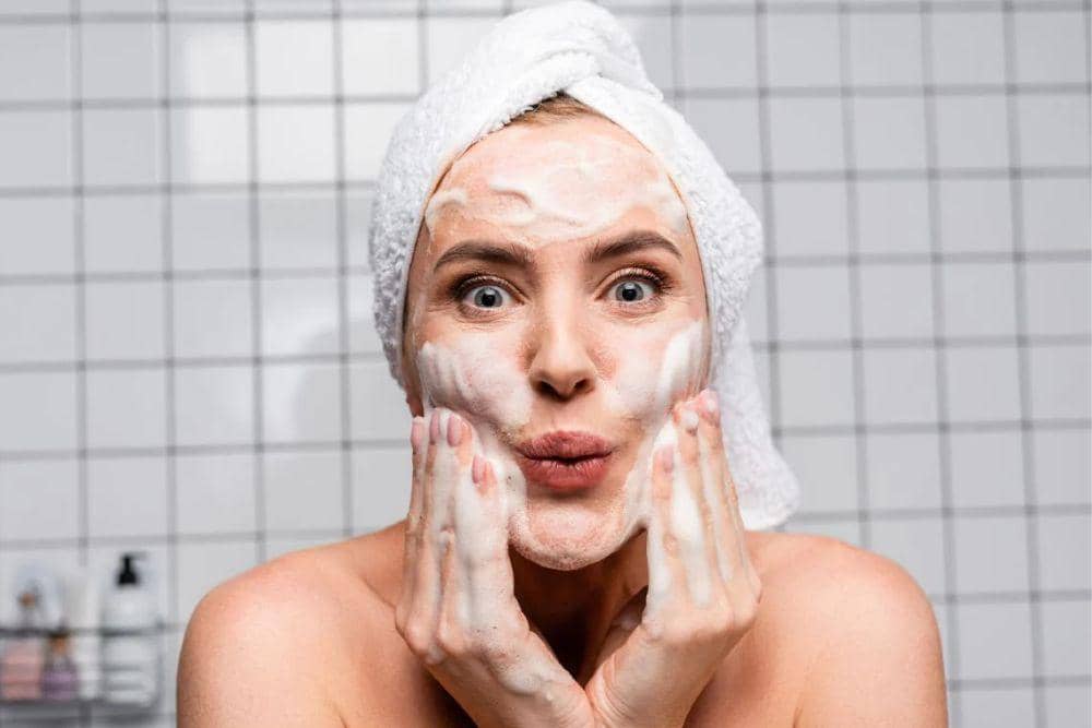 Top-Rated Facial Cleansers with Hyaluronic Acid for Fresh and Hydrated Skin