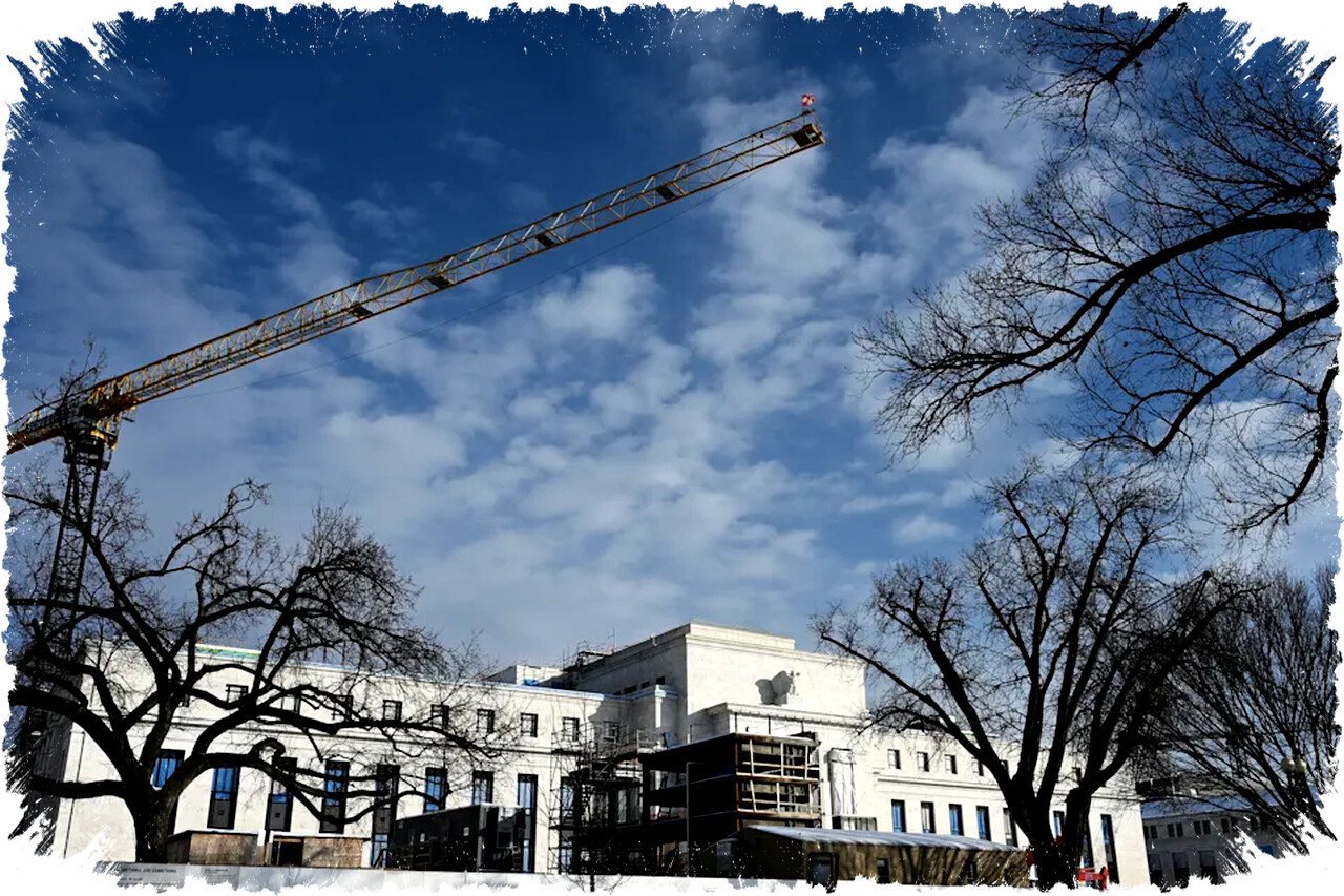 S&P 500 Dips as Fed Holds Rates Steady; Nasdaq Climbs Ahead of Big Tech Earnings Surge