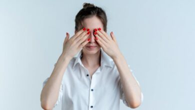 Kelopak Mata Turun dan Suara Sengau? Waspadai Myasthenia Gravis yang Mematikan!