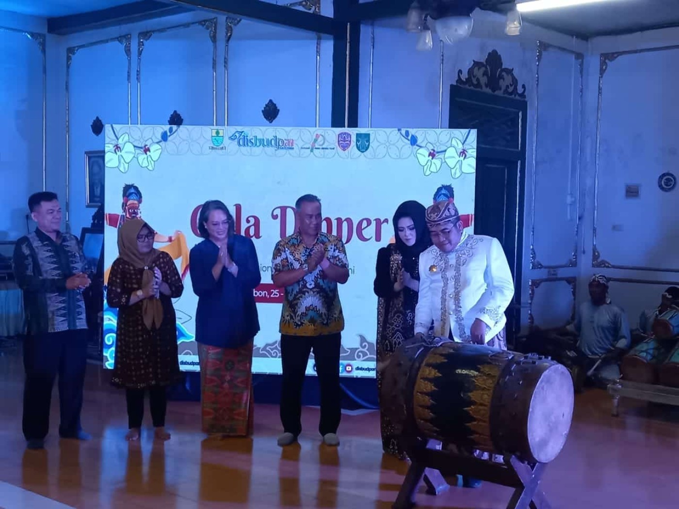 Mendongkrak Kunjungan Pariwisata Cirebon Melalui Sejarah, Edukasi, dan Kuliner Mendongkrak Kunjungan Pariwisata Cirebon Melalui Sejarah, Edukasi, dan Kuliner