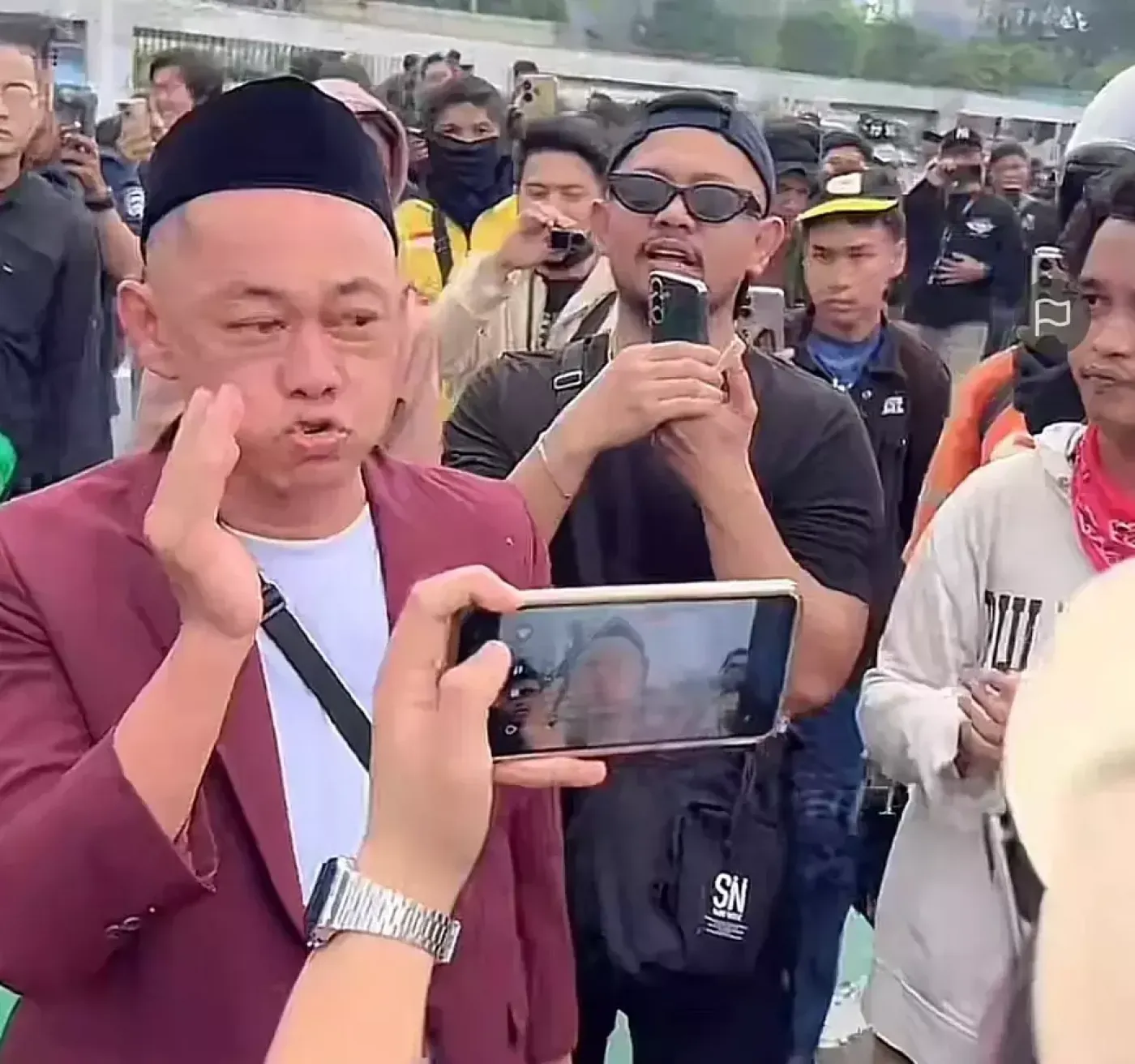 Dukung Demo di DPR, Bang Madun ‘Nyak Kopsah’ Beri Makanan ke Pendemo