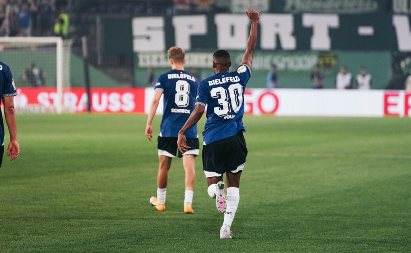 Gol Telat Isi Young Bawa Arminia Bielefeld Singkirkan Werder Bremen 1-0 di DFB-Pokal