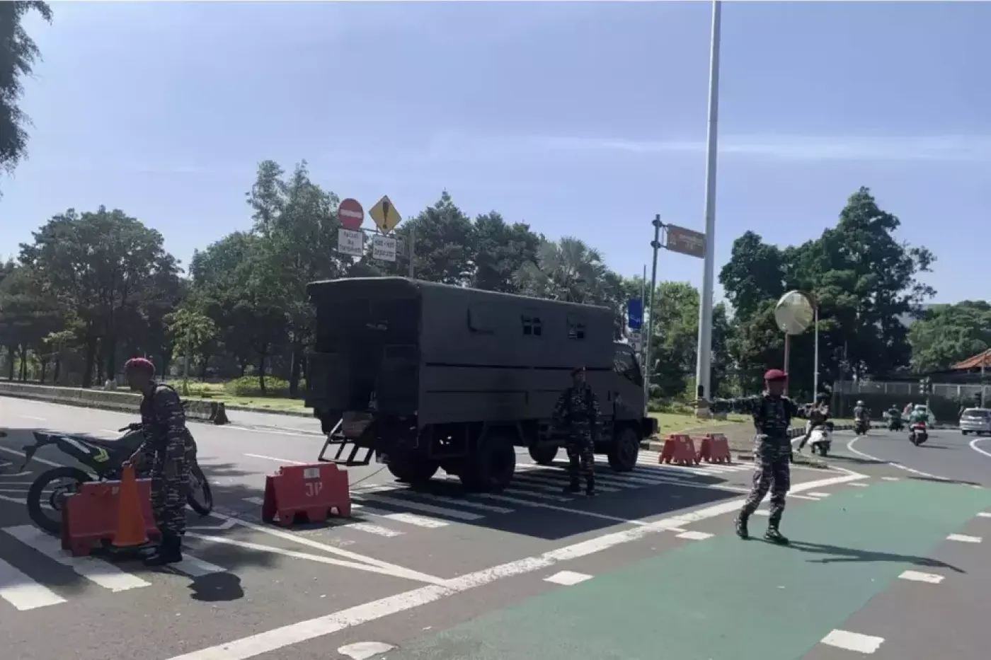 Imbas Demo, Petugas Sekat Lalu Lintas Menuju Mako Brimob Kwitang-MelaluiPengaturanTraffic Imbas Demo, Petugas Sekat Lalu Lintas Menuju Mako Brimob Kwitang-MelaluiPengaturanTraffic