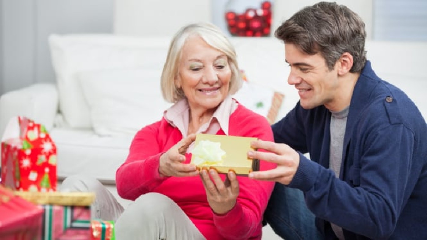 Jangan Asal Beli! Panduan Memilih Hadiah Gadget Agar Orang Tua Lebih Bahagia dan Puas