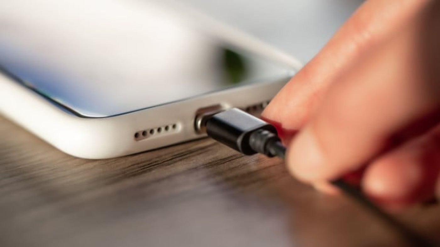 Kenali Bahaya Tersembunyi Charger HP di Tempat Umum: Risiko Keamanan dan Privasi Anda