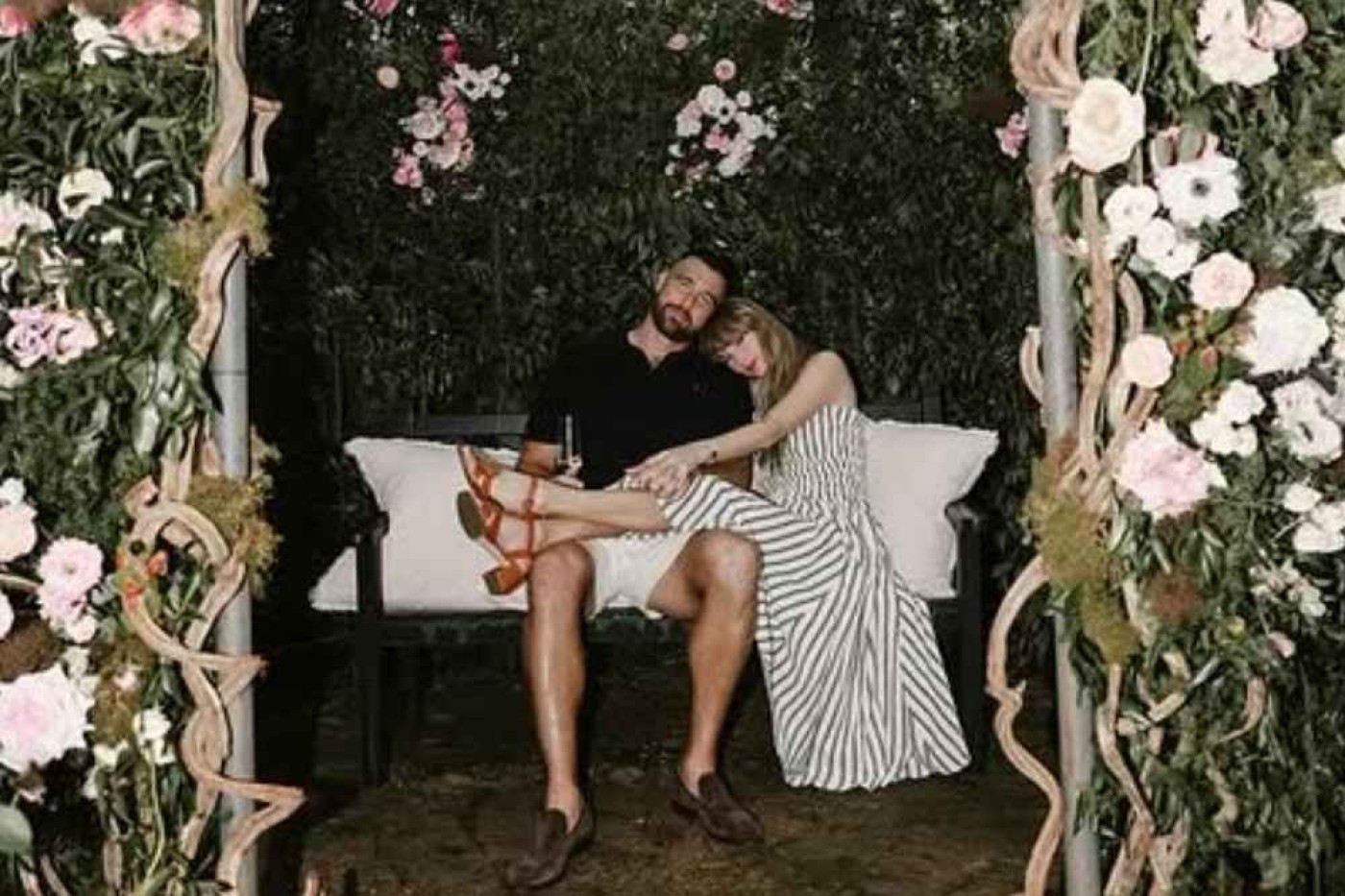 Perjalanan Cinta Taylor Swift dan Travis Kelce yang Kini Resmi Bertunangan