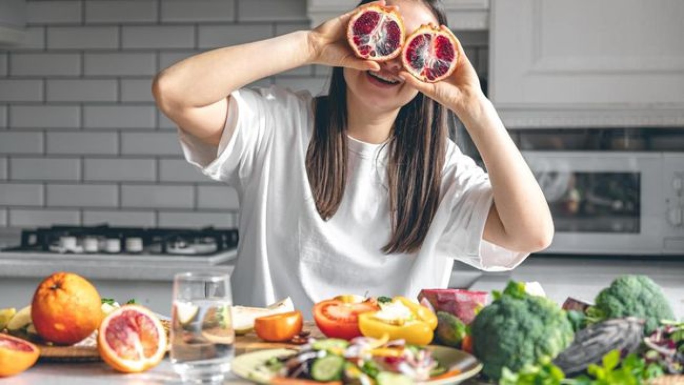 Sering Lemas dan Pucat? Konsumsi 5 Buah Penambah Zat Besi yang Enak dan Segar Ini