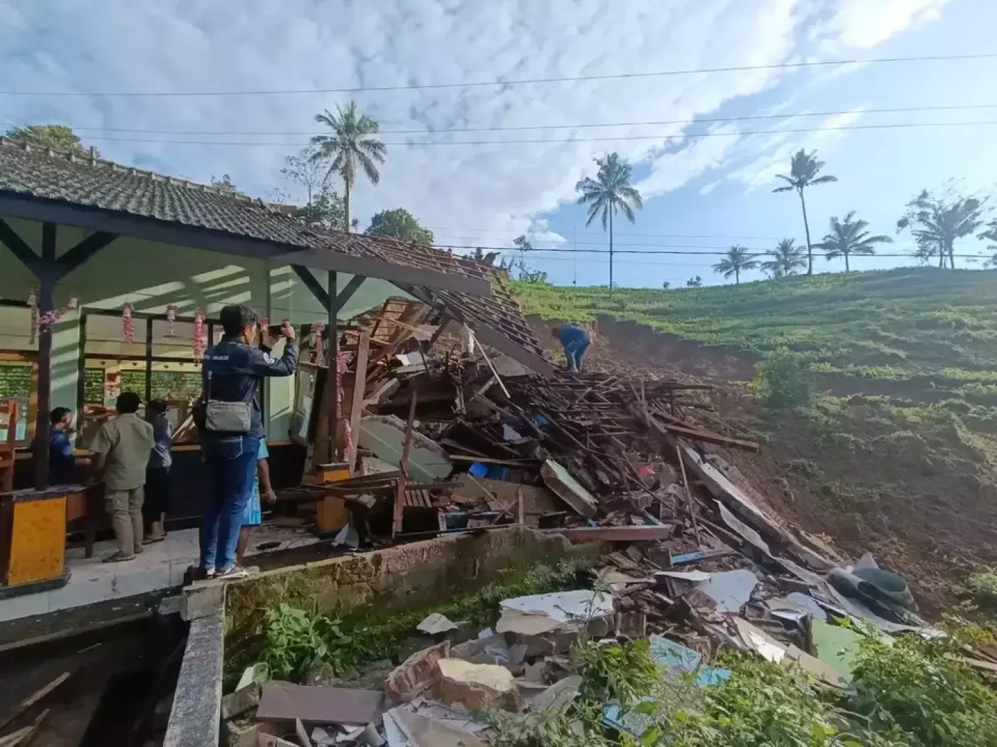 Tebing Longsor Hancurkan Bangunan SD di Tulungagung, Evakuasi Berlangsung Tebing Longsor Hancurkan Bangunan SD di Tulungagung, Evakuasi Berlangsung
