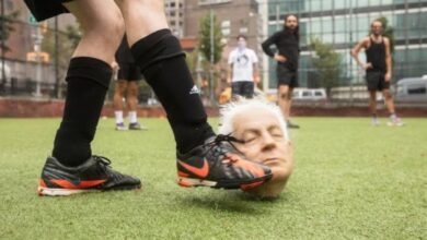 Aktivis Gelar Aksi Protes Provokatif, Main Bola Pakai Replika Kepala Netanyahu