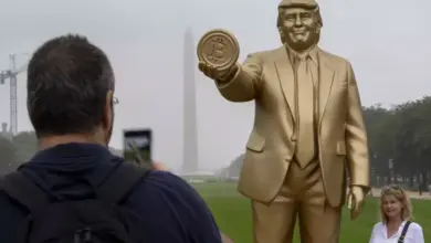 Investor Kripto AS Bangun Patung Emas Trump Pegang Bitcoin, Viral
