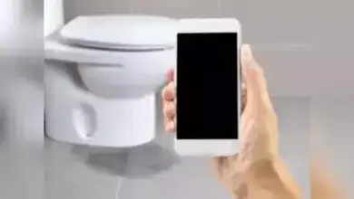 Main Ponsel di Toilet Picu Risiko Ambeien Naik 46 Persen, Waspada!