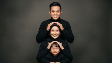 Prompt Gemini AI Foto Keluarga Bertiga ala Foto Studio yang Viral
