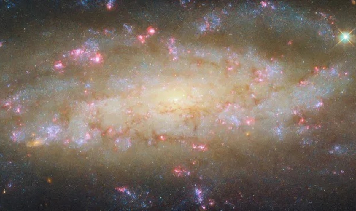 Teleskop Hubble Temukan Sinar Misterius dari Galaksi 51 Juta Tahun Cahaya