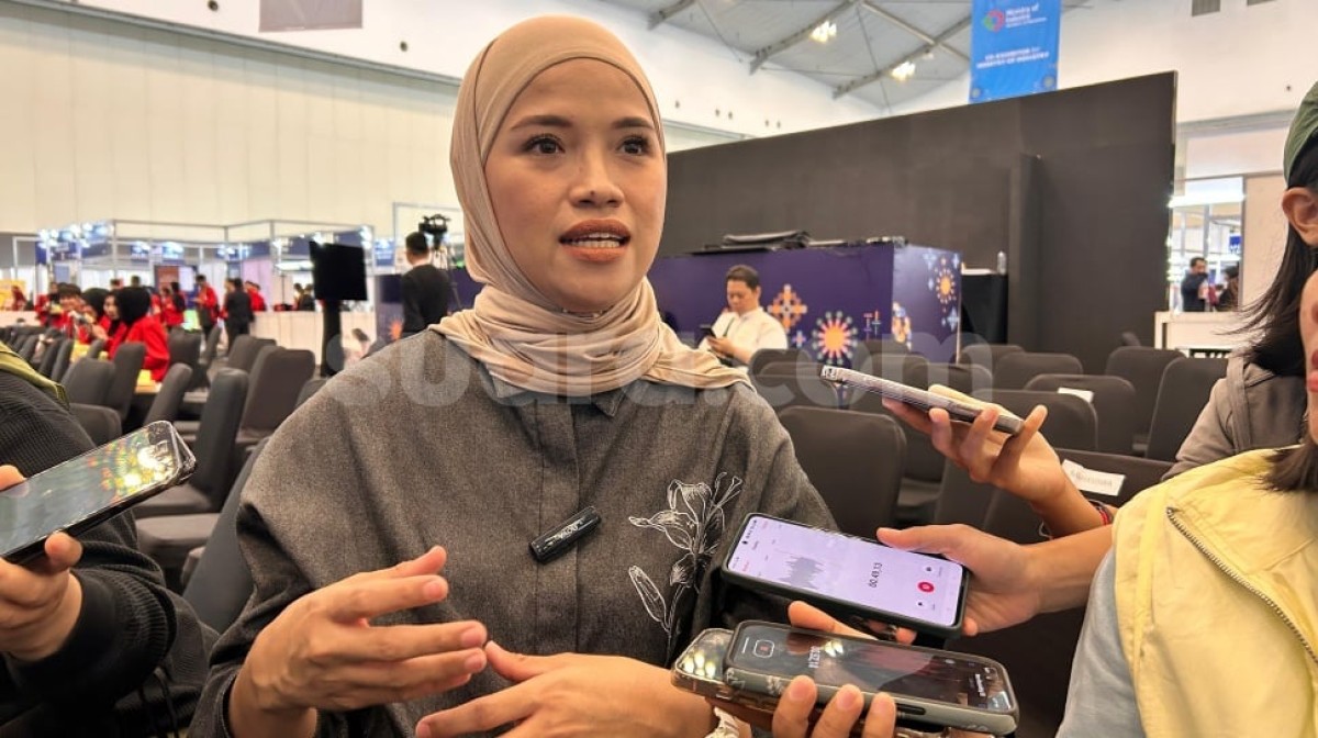 Tren Fesyen Wanita Karier 2025: 5 Item Wajib yang Bakal Dominasi Lemari Anda!