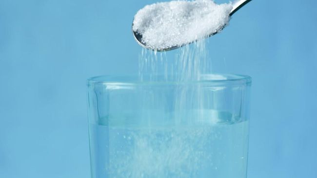 7 Manfaat Minum Air Garam Sebelum Tidur dan Aturan Penting yang Perlu Kamu Tahu