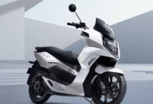 8 Motor Listrik dengan Lampu Super Terang, Solusi Perjalanan Malam Lebih Aman & Nyaman