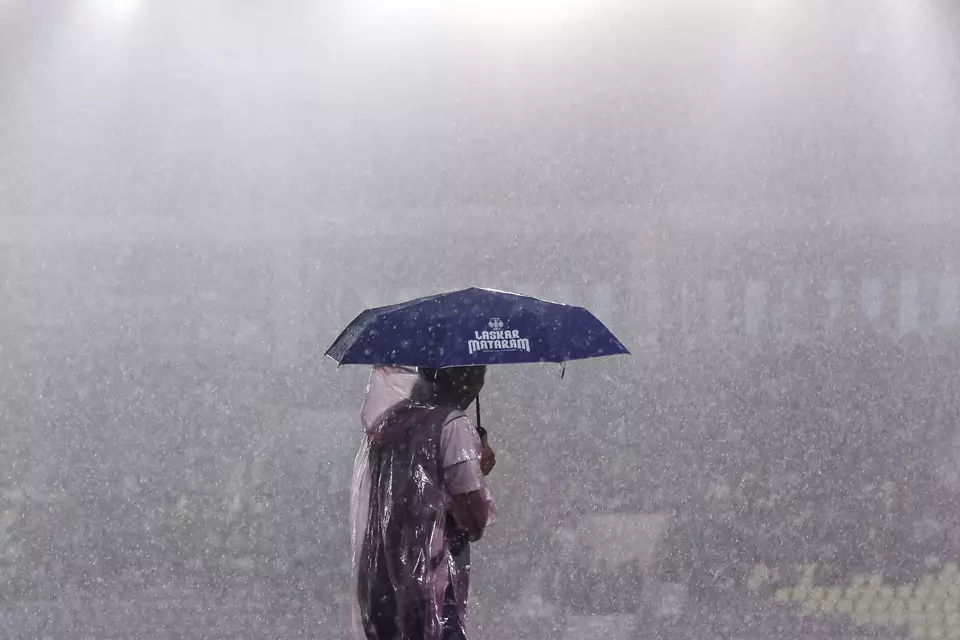 Air Hujan Jakarta Tercemar Mikroplastik, dari Mana Asalnya dan Dampaknya?