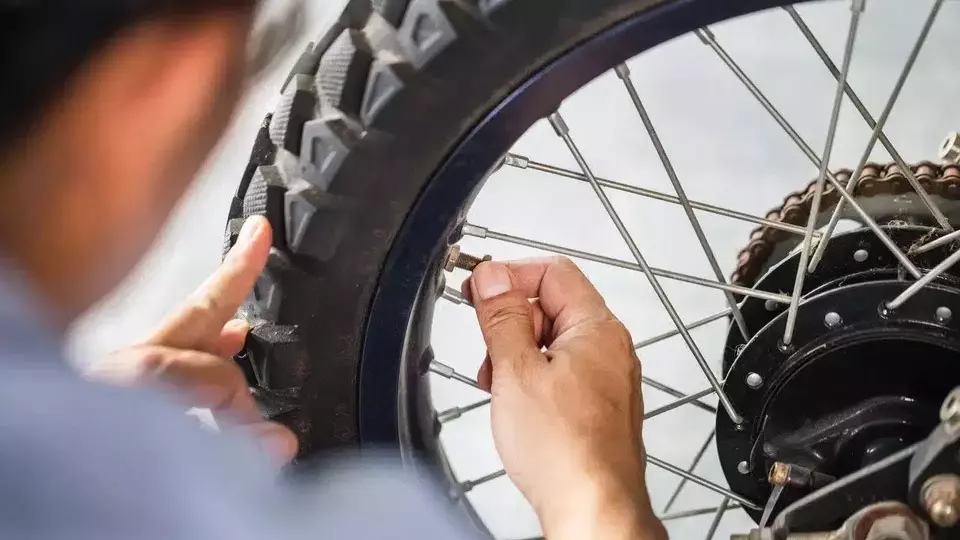 Ban Dalam vs Tubeless: Mana Pilihan Terbaik dan Paling Aman untuk Motor Kamu?