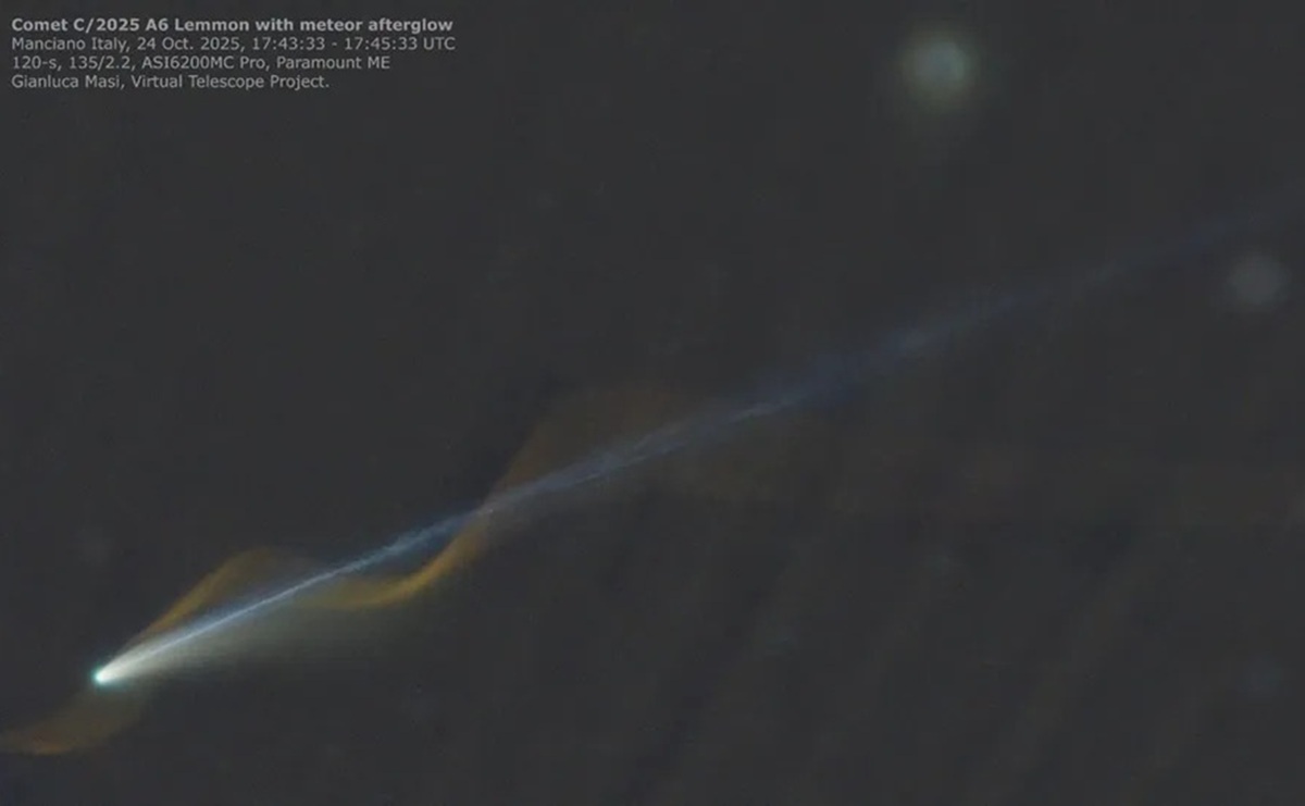Fenomena Langka Komet Lemmon dan Jejak Meteor Tertangkap Saling Bertaut Fenomena Langka Komet Lemmon dan Jejak Meteor Tertangkap Saling Bertaut