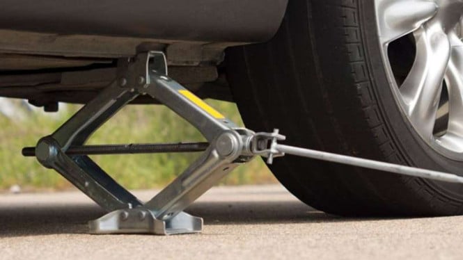 Jangan Sembarangan! Ketahui Arti Penting Aturan Menggunakan Dongkrak Mobil agar Aman dan Tepat