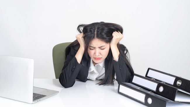 Mengenal Job Hugging: Tren Viral di Medsos yang Bikin Kariermu Terancam?