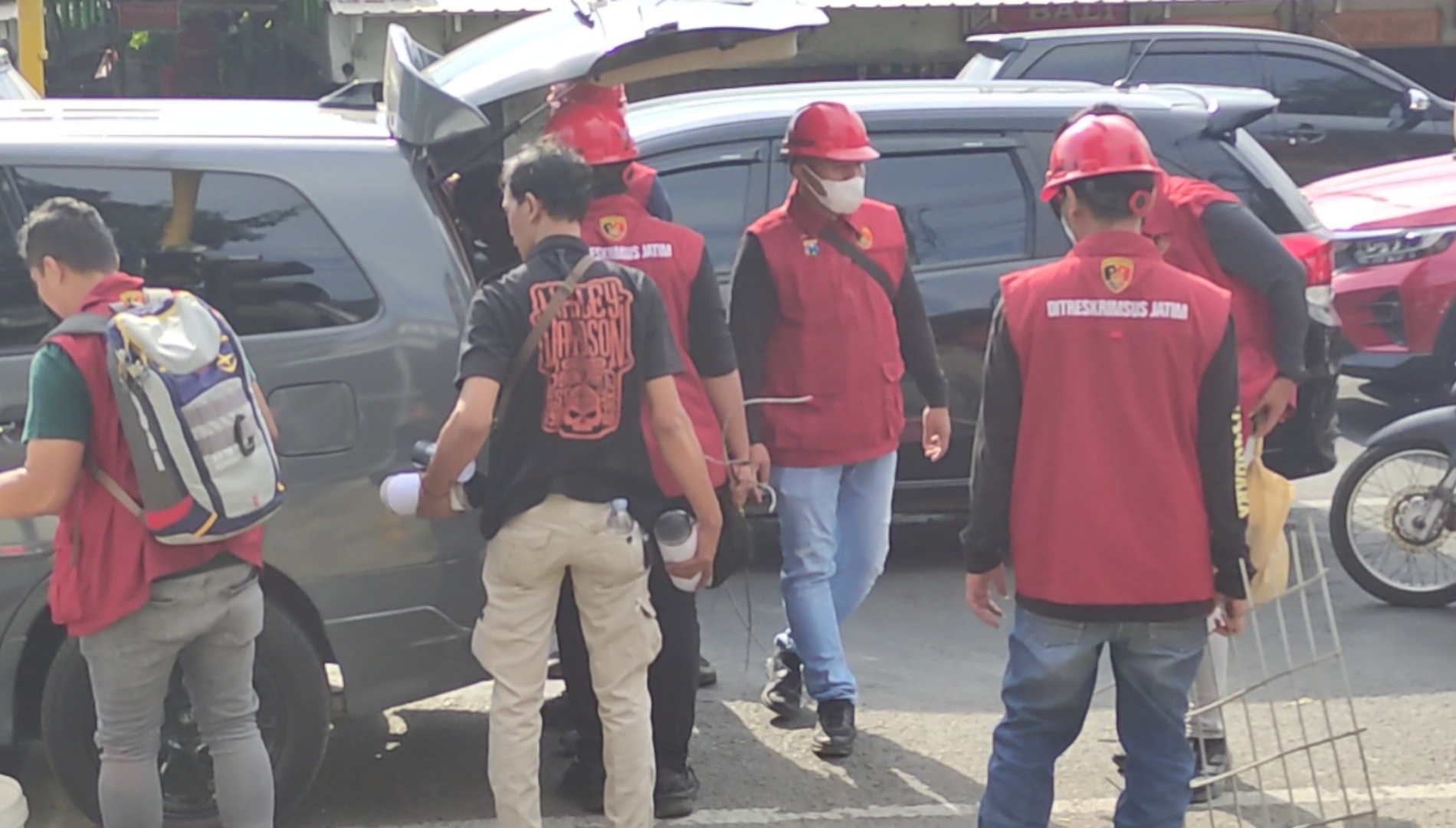 Tim Ditreskrimum Polda Jatim Bawa Barang Bukti dari Ponpes Al Khoziny untuk Penyidikan