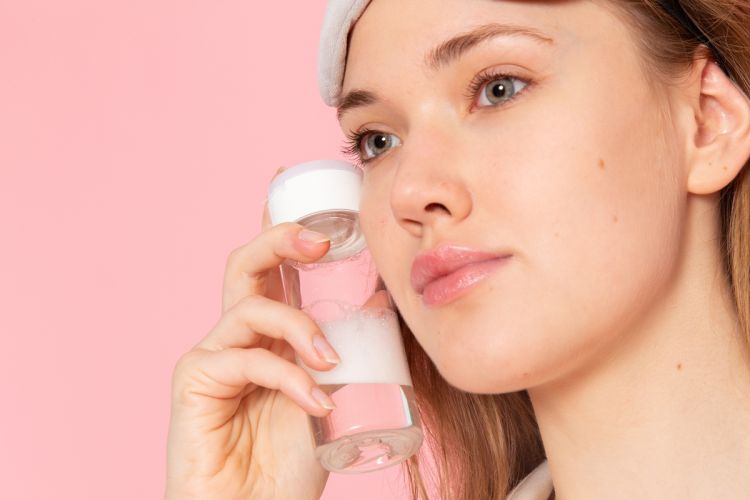 10 Rekomendasi Micellar Water Tanpa Alkohol untuk Kulit Sensitif & Berjerawat di Bawah Rp100 Ribu