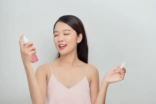 8 Rekomendasi Sunscreen Spray Terbaik: Praktis, Ringan, dan Tidak Lengket di Kulit!