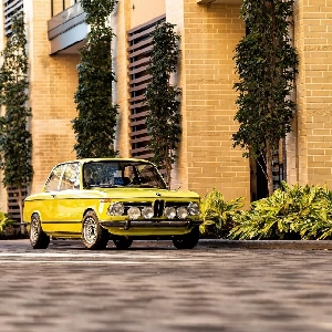 BMW Coupe Klasik Disulap Jadi Mobil Listrik Modern dengan Motor Tesla, Begini Prosesnya